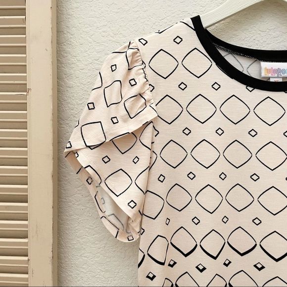 LuLaRoe “Olive” Style Tulip Sleeve Top with Geometric Print, Cream & Bla… - Picture 2 of 8
